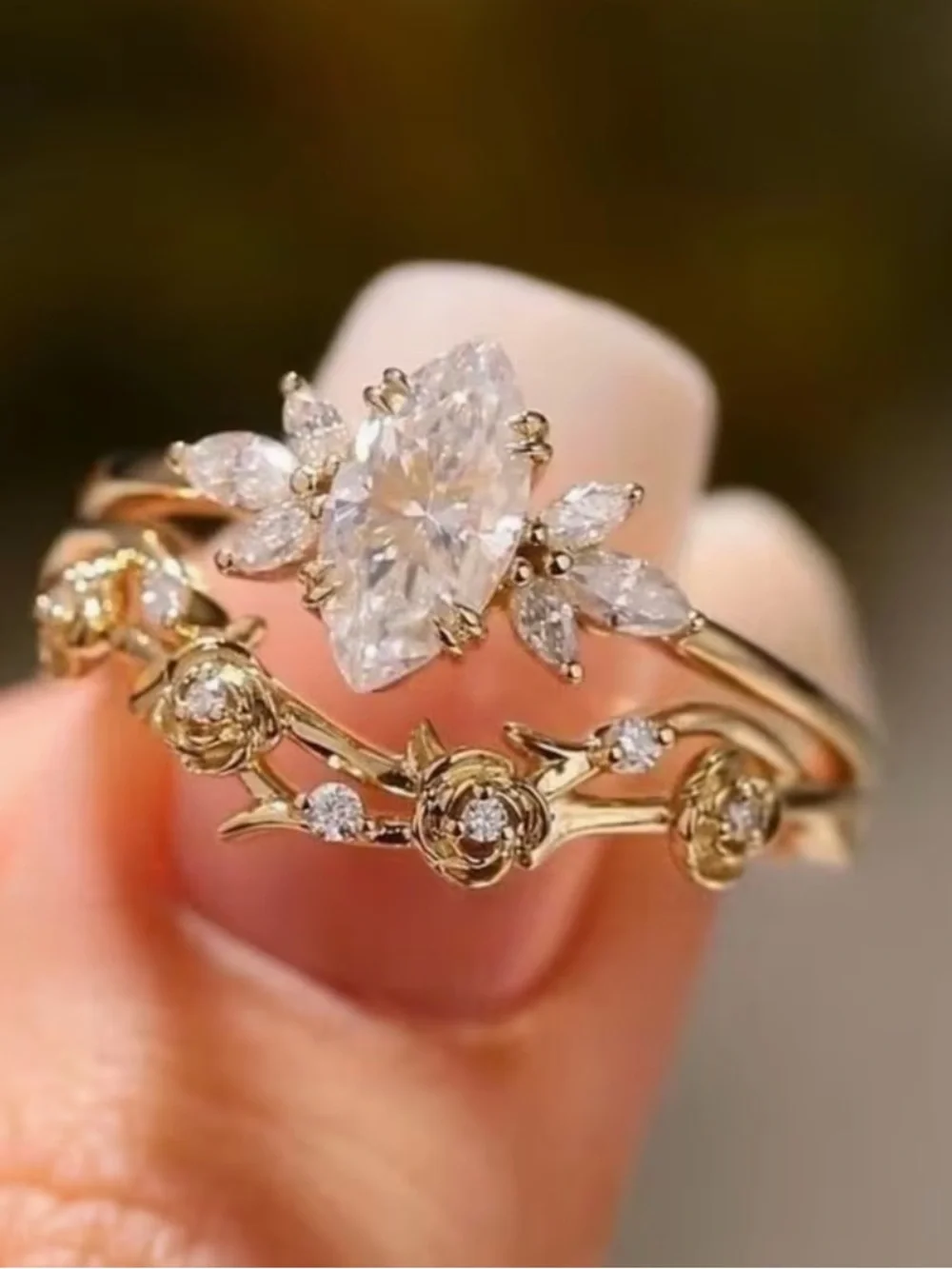 Elegant Gold Floral Marquise Cur Ring Set.